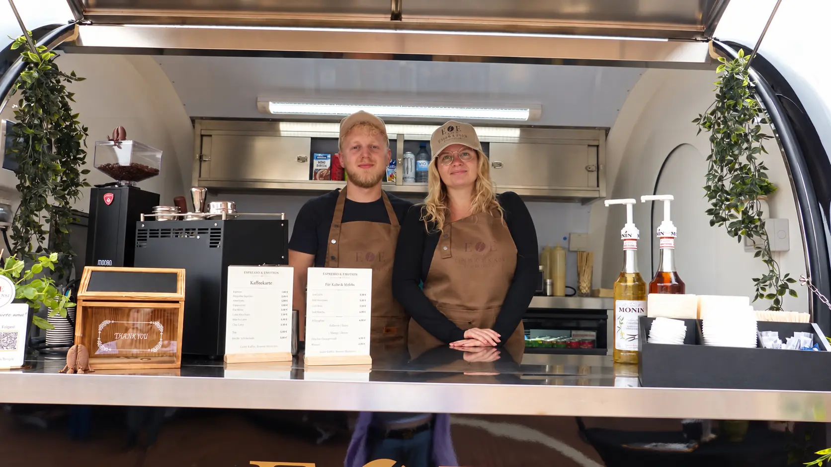 Alex und Marina gemeinsam im Kaffeewagen von Espresso & Emotion
