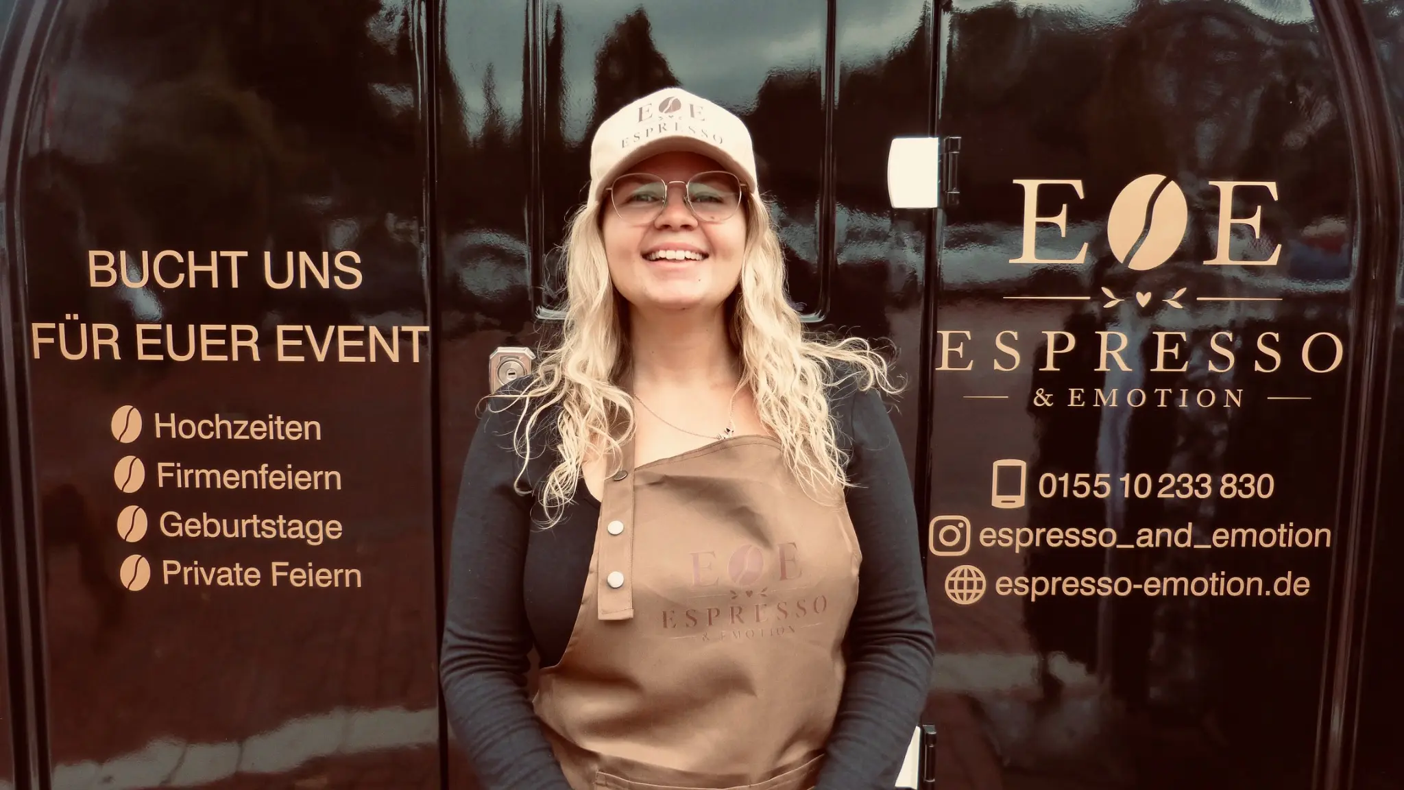 Marina vor dem folierten Kaffeewagen