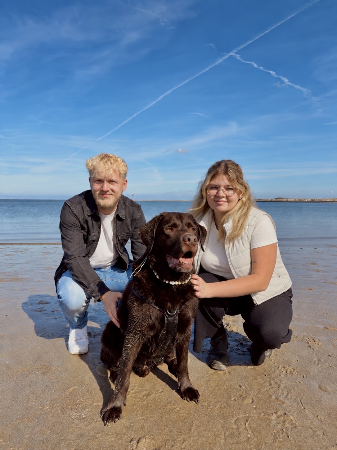 Alex und Marina mit ihrem Hund am Strand