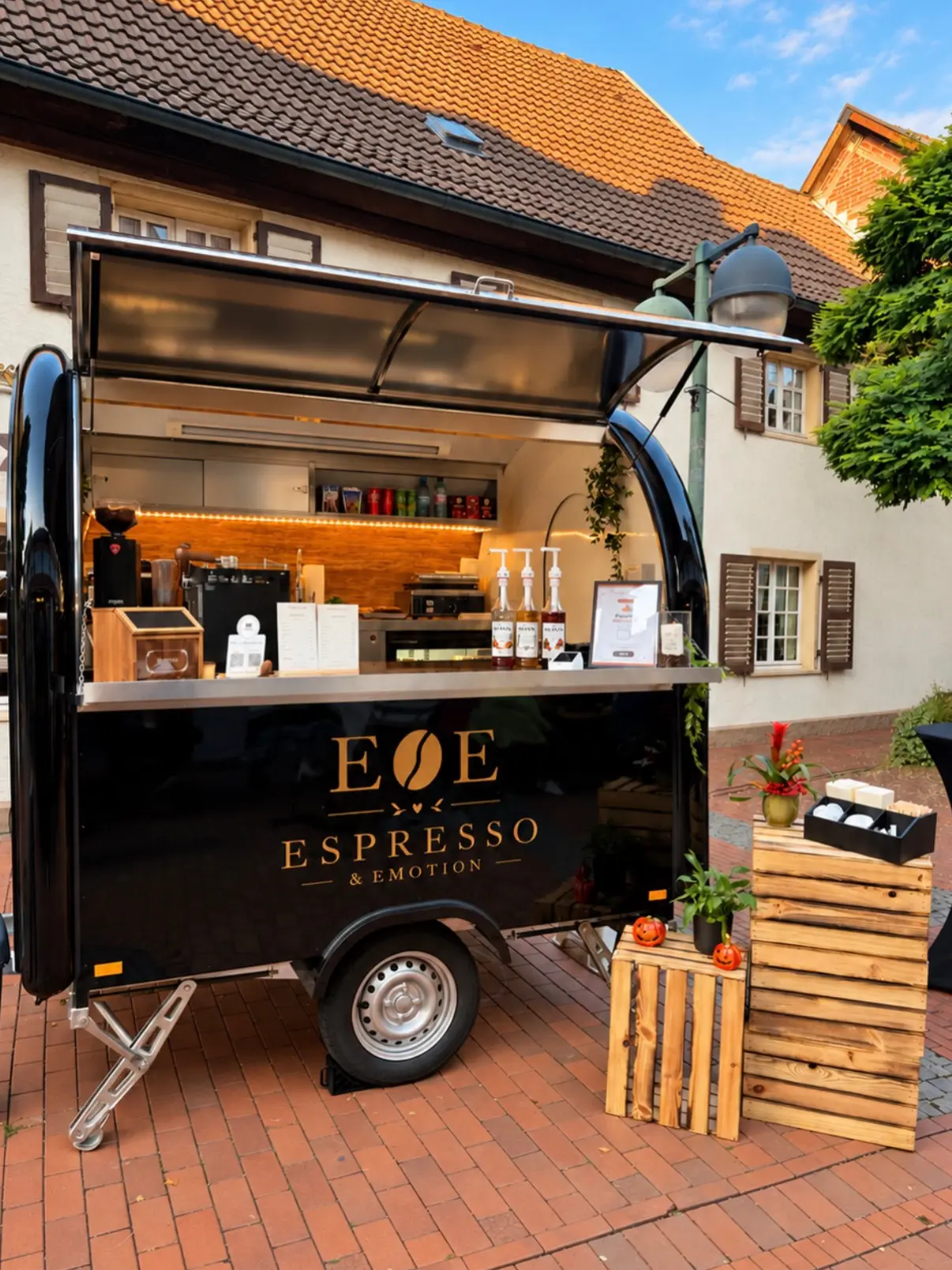 Der vollständig aufgebaute mobile Kaffeewagen von Espresso & Emotion bei einem Markt